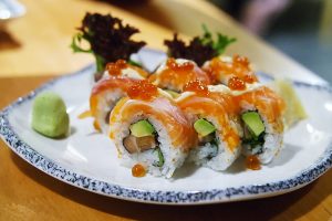 6 pieces of inside out sushi roll, filled with salmon, avocado and lettuce leaves, topped with salmon and salmon roe.