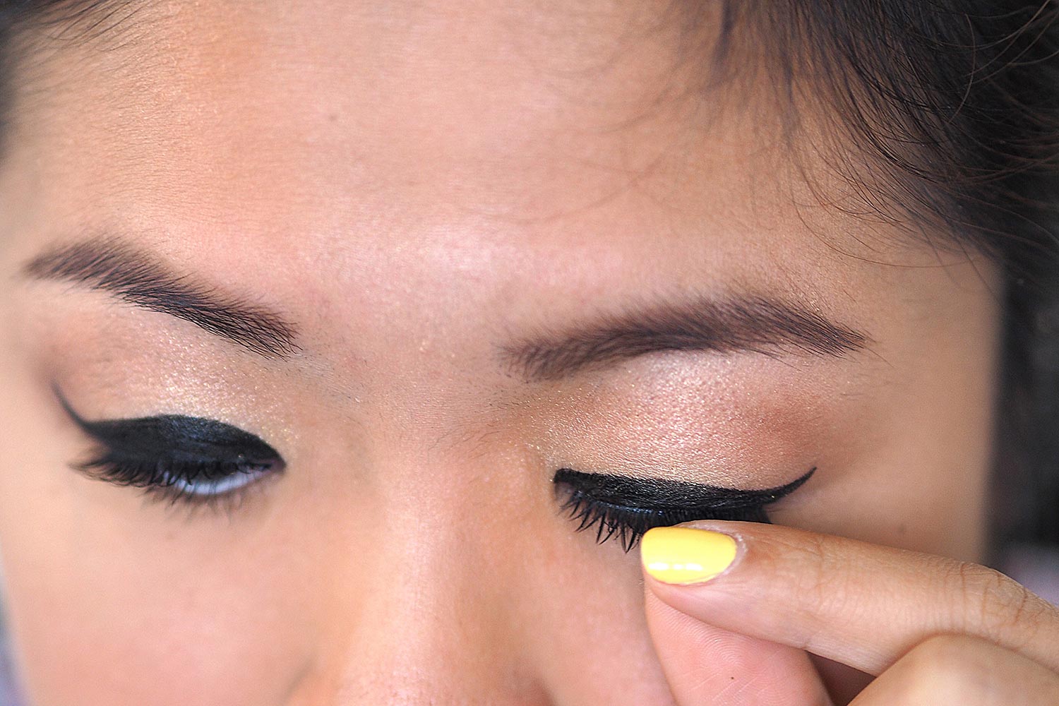 How to apply fake eyelashes!